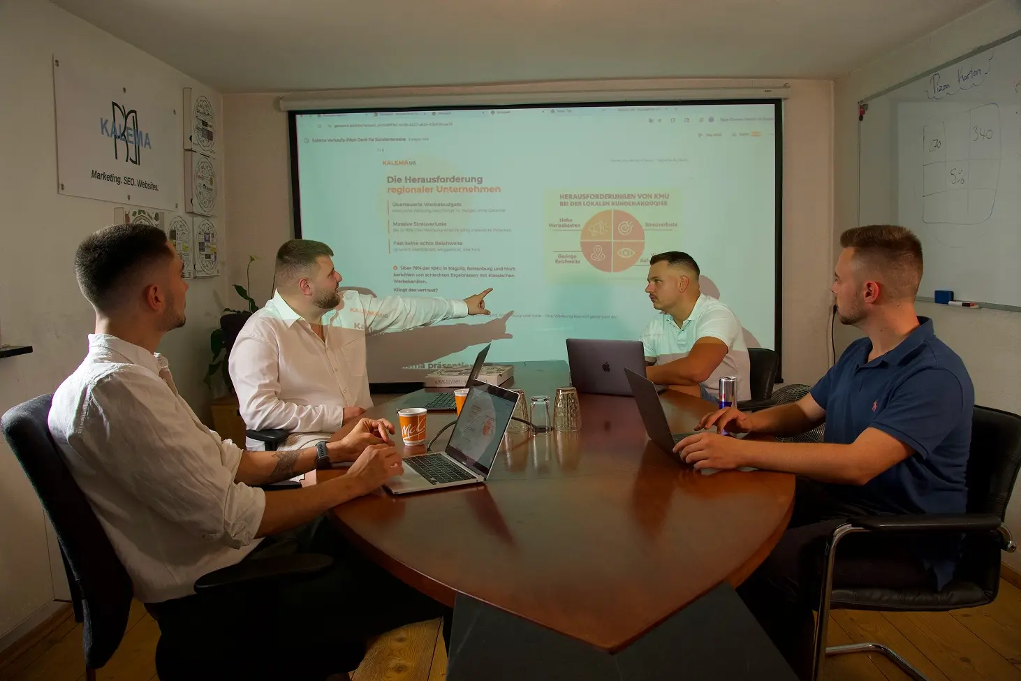 Teammitglied bei der Zusammenarbeit an einem Projekt